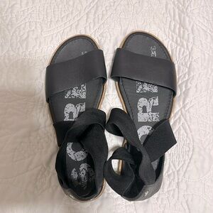 Sorel sandals. Black.